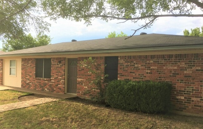 213 Southside Dr in Sanger, TX - Building Photo - Building Photo