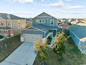 4303 Brigade Bnd in Converse, TX - Foto de edificio - Building Photo