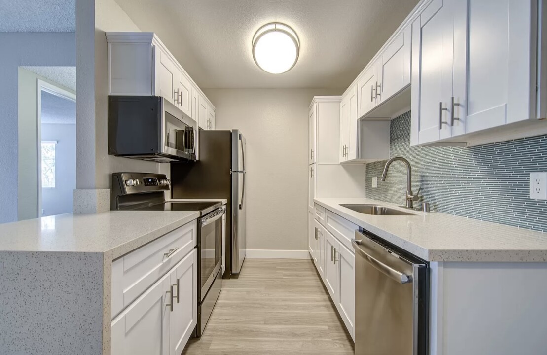 7045 Charmant Dr in San Diego, CA - Building Photo