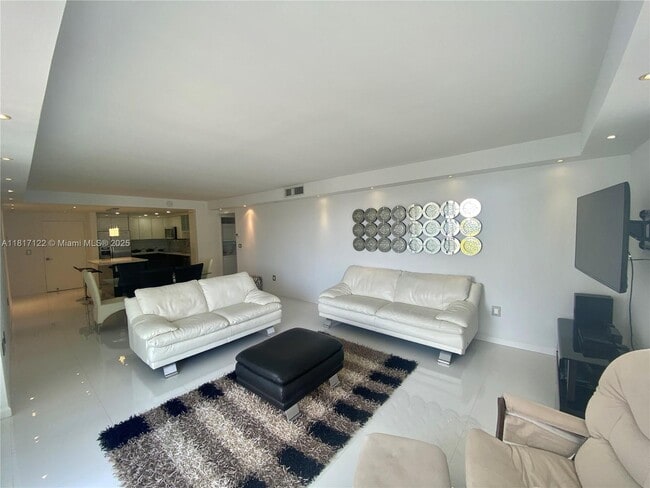 3731 N Country Club Dr in Aventura, FL - Foto de edificio - Building Photo