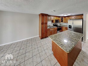6701 Village Grove Ct, Unit 2B in Tampa, FL - Foto de edificio - Building Photo