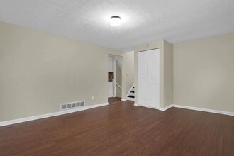 2464 Queenswood Dr in Columbus, OH - Foto de edificio - Building Photo