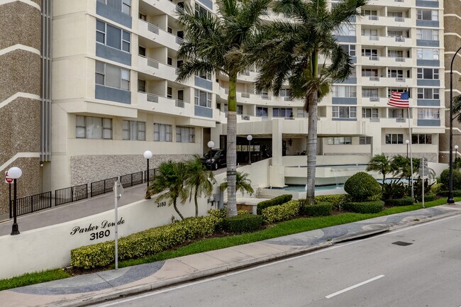 Parker Dorado Condominiums in Hallandale Beach, FL - Foto de edificio - Building Photo