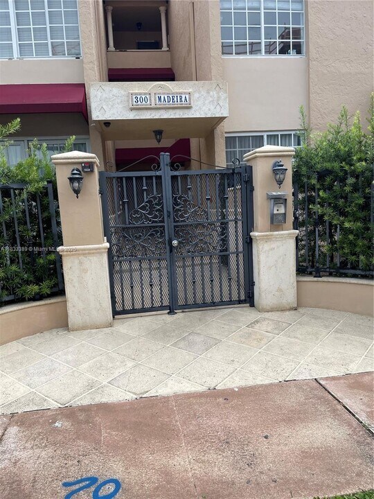 300 Madeira Ave in Coral Gables, FL - Building Photo