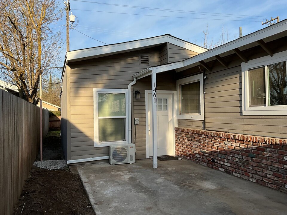 1459 N Ferger Ave in Fresno, CA - Foto de edificio