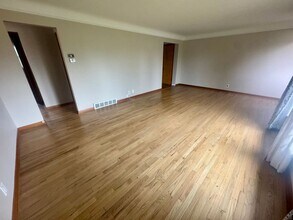 1405 Green Acres Dr in Parma, OH - Building Photo - Building Photo