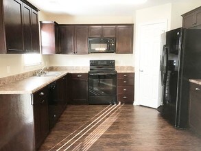 2 Crystal Lake Dr in Savannah, GA - Building Photo - Building Photo