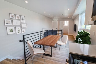 2332 Carmona Ave in Los Angeles, CA - Building Photo - Building Photo