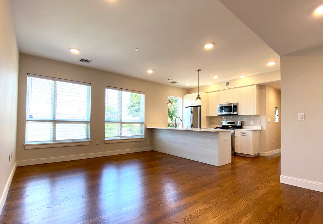 1 Everett St, Unit 501 in Boston, MA - Building Photo