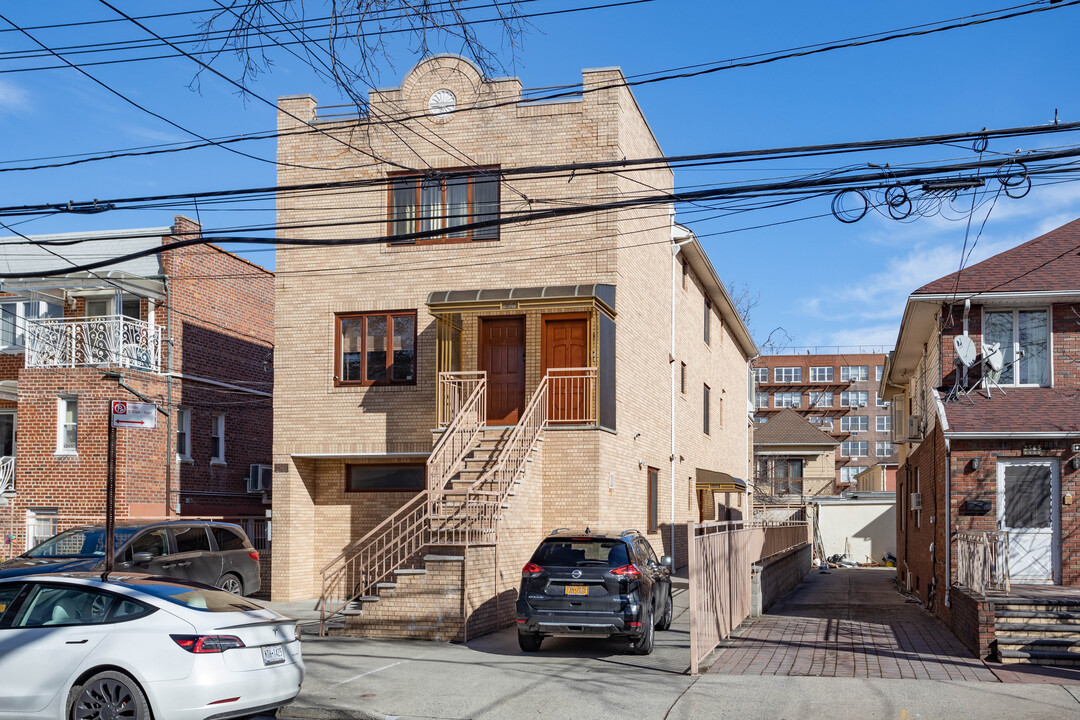 2561 E 11th St in Brooklyn, NY - Building Photo