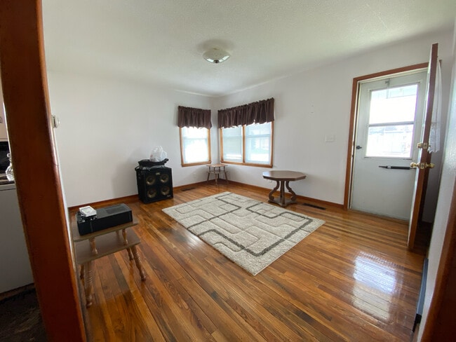 900 4th Ave NE in Independence, IA - Building Photo - Building Photo