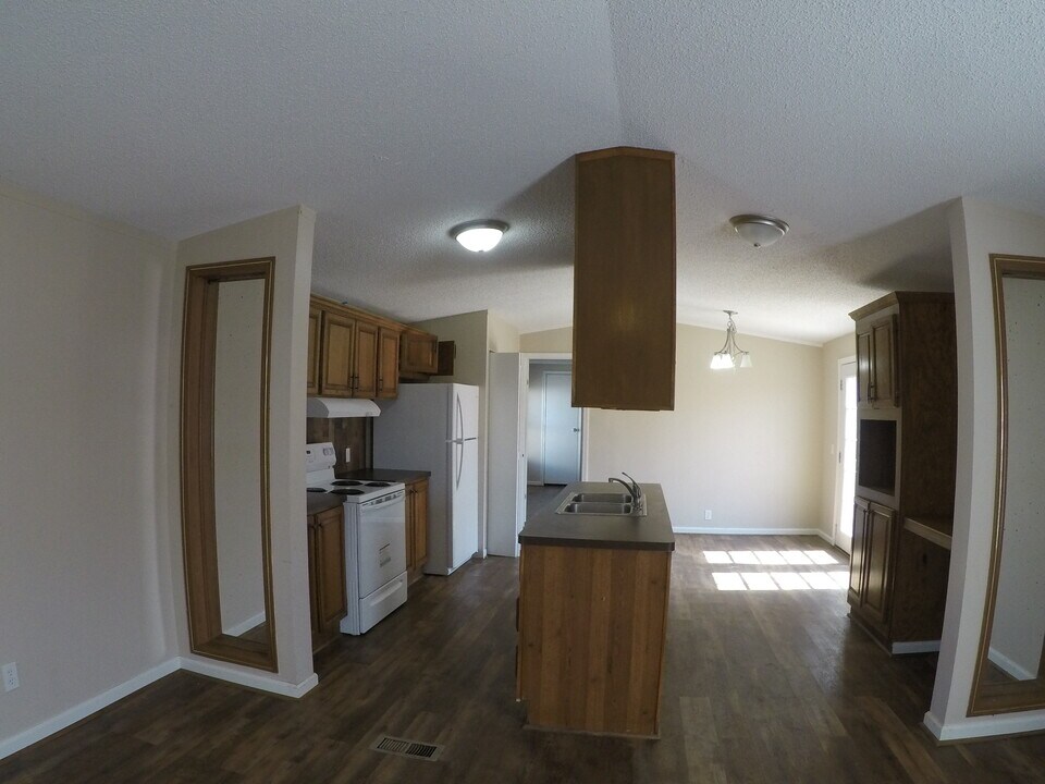 200 Raider Ln in Lumberton, TX - Building Photo