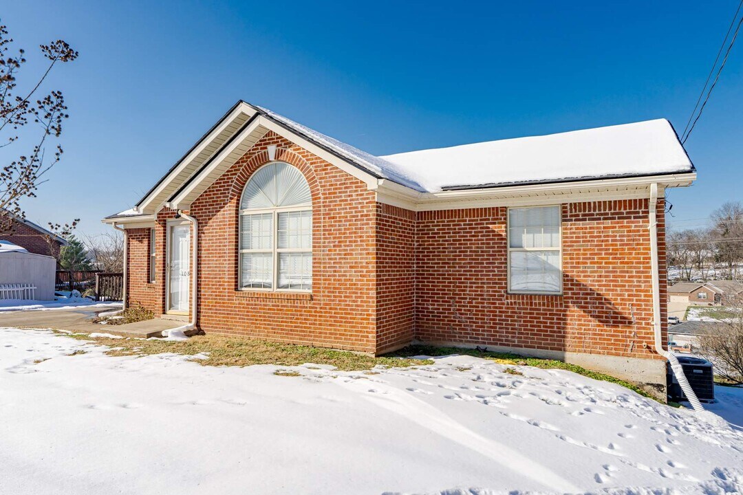 108 Olympia Dr in Bardstown, KY - Building Photo
