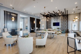Bayfront On Sand Lake in Orlando, FL - Foto de edificio - Interior Photo