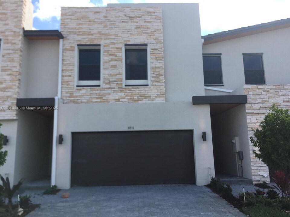 8111 NW 104th Ct in Doral, FL - Building Photo