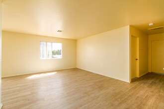 Rosamond Garden Apartments in Rosamond, CA - Building Photo - Interior Photo