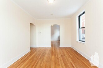 2737 N Spaulding Ave, Unit 319 in Chicago, IL - Building Photo - Building Photo