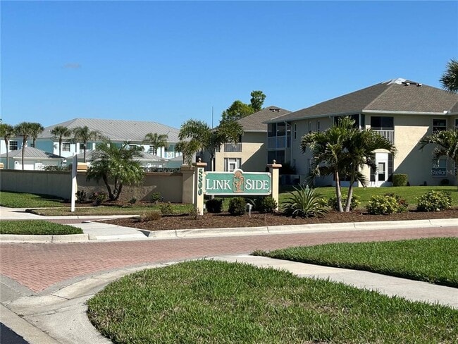 5800 Sabal Trace Dr in North Port, FL - Building Photo - Building Photo