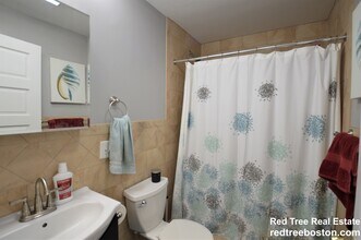 63 Mapleton St, Unit 1 in Boston, MA - Foto de edificio - Building Photo