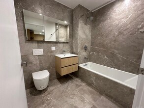 30-05 Vernon Blvd-Unit -4H in Queens, NY - Building Photo - Building Photo
