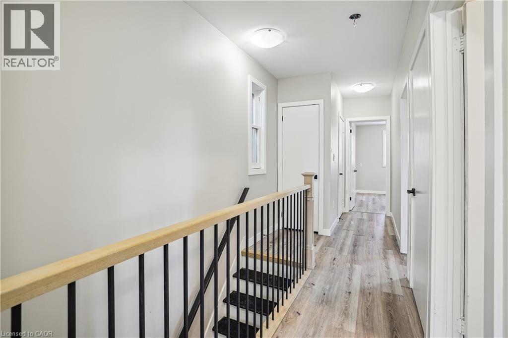 633 Wilson St in Hamilton, ON - Building Photo