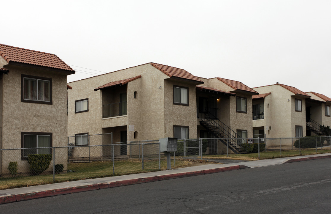 624 E Virginia Way in Barstow, CA - Building Photo