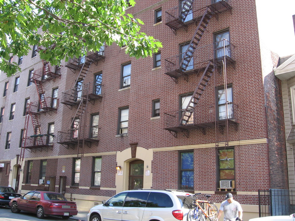 546 E 182nd St in Bronx, NY - Foto de edificio