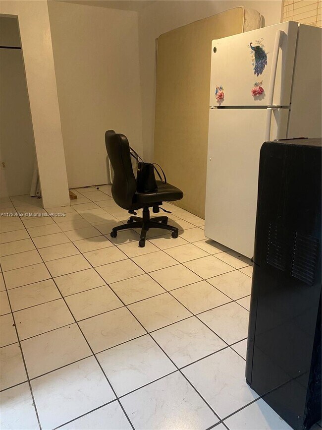 425 NE 172nd St-Unit -0 in North Miami Beach, FL - Building Photo - Building Photo