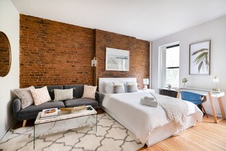 327 E 75th St in New York, NY - Building Photo - Building Photo