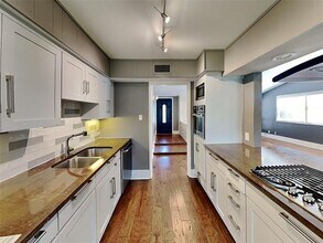 12043 High Meadow Dr in Dallas, TX - Building Photo - Building Photo