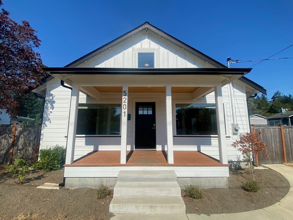 5201 64th St W in University Place, WA - Building Photo
