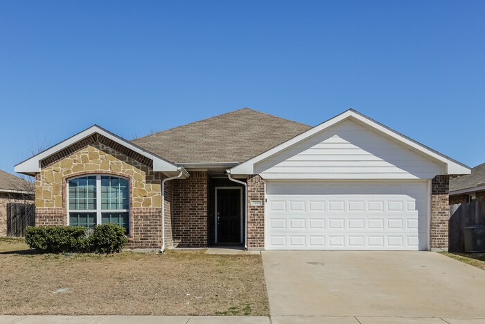 2108 Natchez Dr in Ennis, TX - Foto de edificio