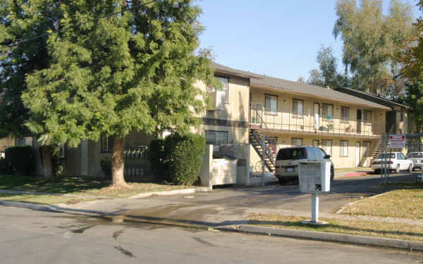 2579 S Holloway Ave in Fresno, CA - Building Photo