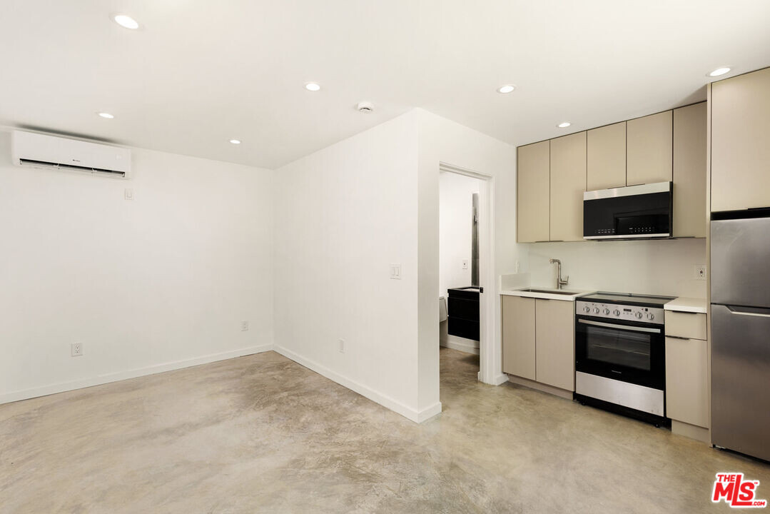 2614 Kansas Ave in Santa Monica, CA - Building Photo