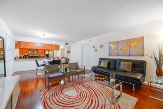 1200 Brickell Bay Dr in Miami, FL - Building Photo - Building Photo