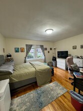 31 Hammond Pond Pky, Unit #2 in Chestnut Hill, MA - Foto de edificio - Building Photo