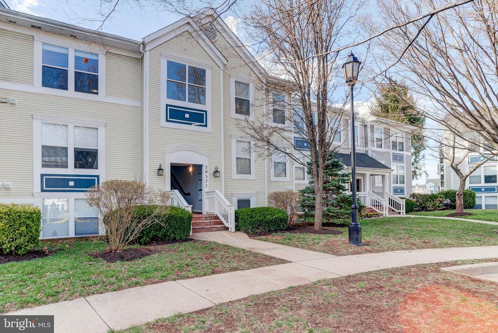 20577 Snowshoe Square in Ashburn, VA - Building Photo