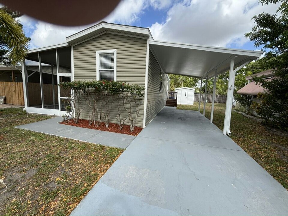2923 NW 65th Ave in Margate, FL - Building Photo