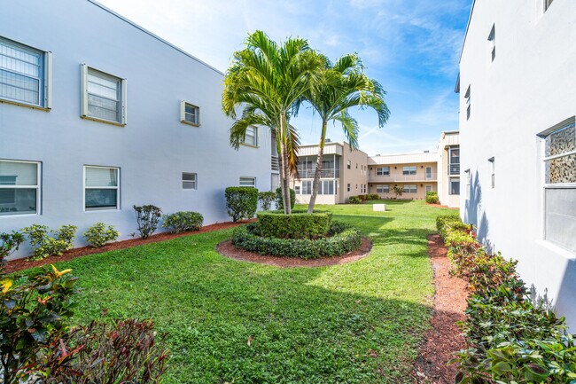 6 Burgundy A in Delray Beach, FL - Building Photo - Building Photo