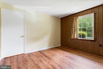 15104 Manor Lake Dr in Rockville, MD - Building Photo - Building Photo