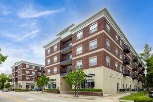 Lake Center Plaza in Grayslake, IL - Building Photo