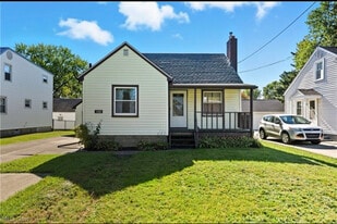 132 33rd St SE in Canton, OH - Building Photo