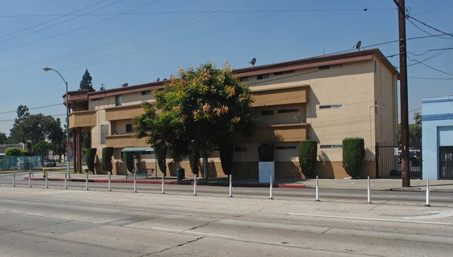 10355 Long Beach Blvd in Lynwood, CA - Building Photo - Building Photo