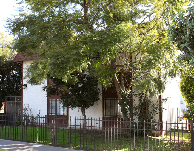 1064 Cedar Ave in Long Beach, CA - Foto de edificio - Building Photo