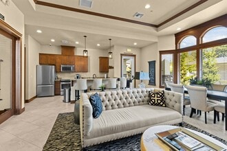 Little Tuscany Apartments & Townhomes in Olympia, WA - Foto de edificio - Building Photo