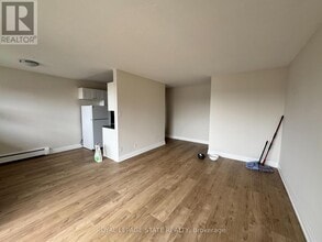 105 Tia Dr in Hamilton, ON - Building Photo - Building Photo