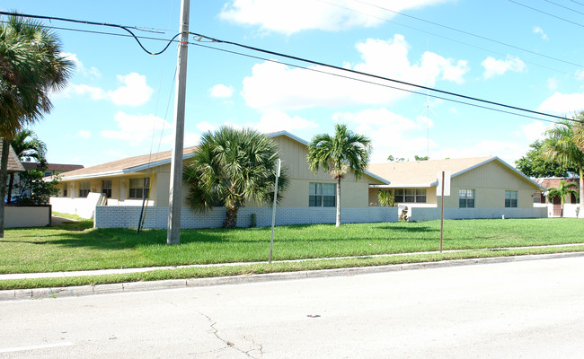 431 Banks Rd in Pompano Beach, FL - Foto de edificio - Building Photo