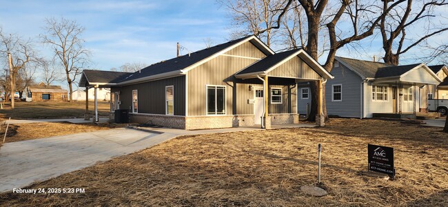 722 S Griffith Ave in Aurora, MO - Foto de edificio - Building Photo