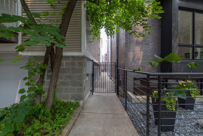 1742 W Crystal St, Unit 2 in Chicago, IL - Building Photo - Building Photo