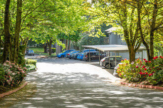 10100-10174 NE 135Th Ln in Kirkland, WA - Foto de edificio - Building Photo